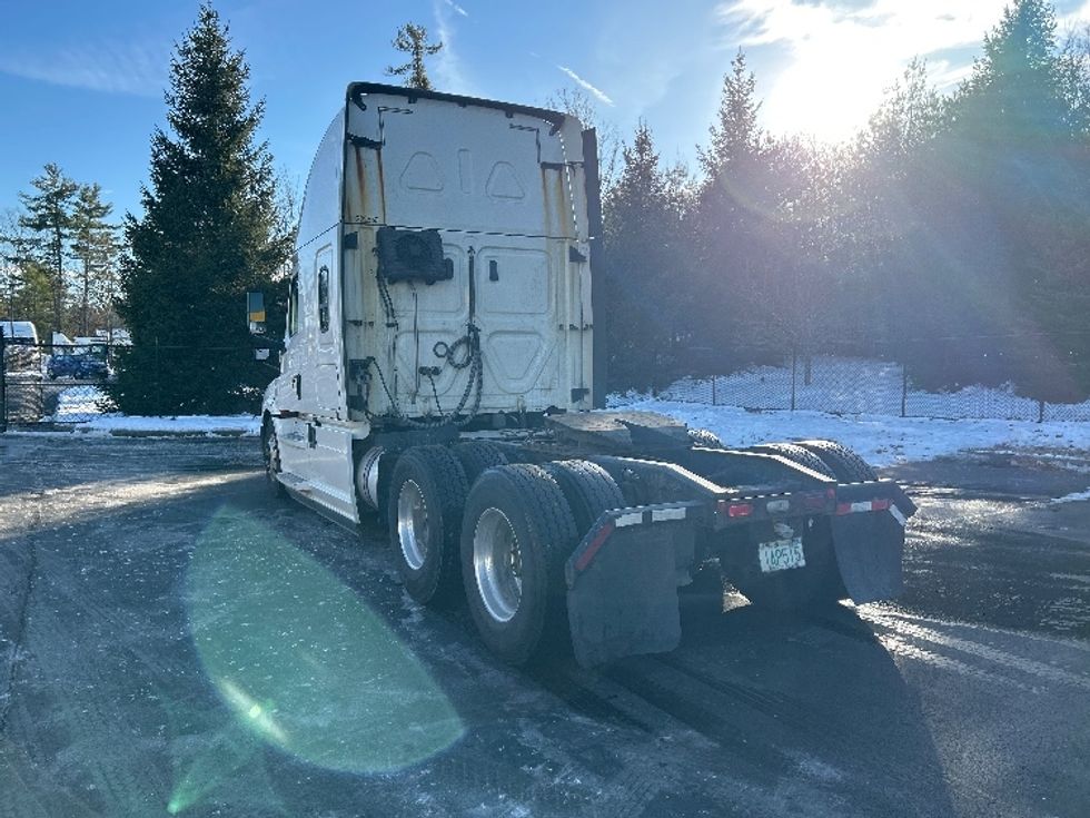 Sleeper Tractor-Heavy Duty Tractors-Freightliner-2019-T12664ST-Londonderry-NH-401,726\n\t\tmiles-$ 60,750 - Image 5