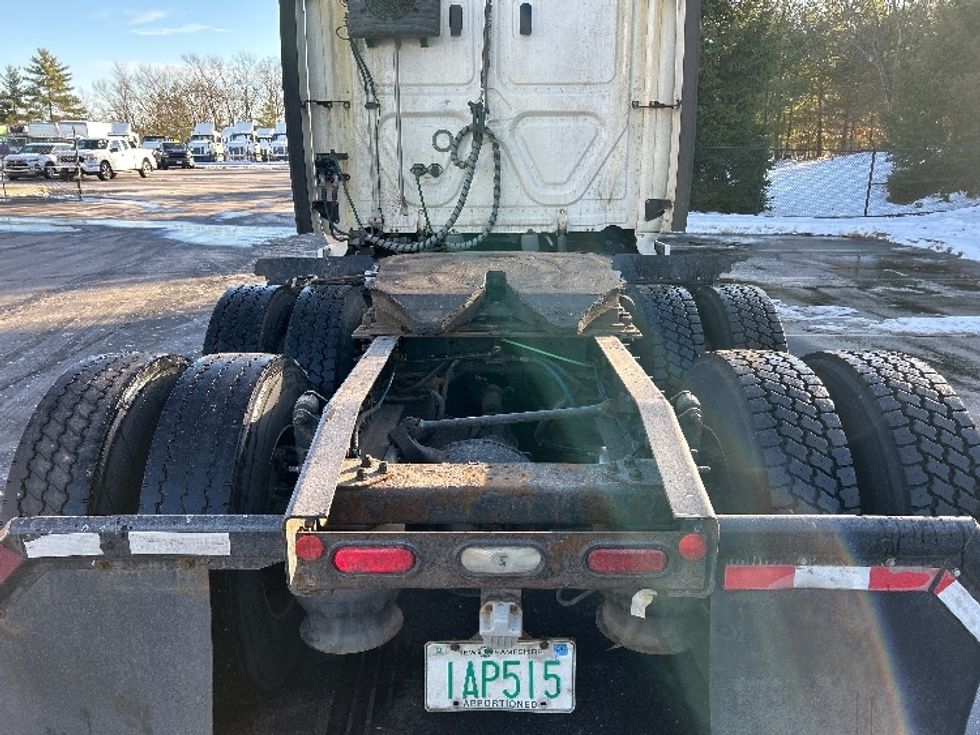 Sleeper Tractor-Heavy Duty Tractors-Freightliner-2019-T12664ST-Londonderry-NH-401,726\n\t\tmiles-$ 60,750 - Image 6