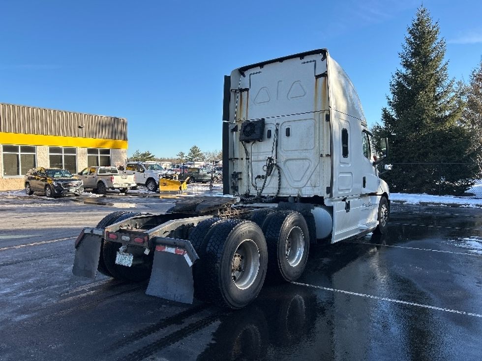 Sleeper Tractor-Heavy Duty Tractors-Freightliner-2019-T12664ST-Londonderry-NH-401,726\n\t\tmiles-$ 60,750 - Image 7