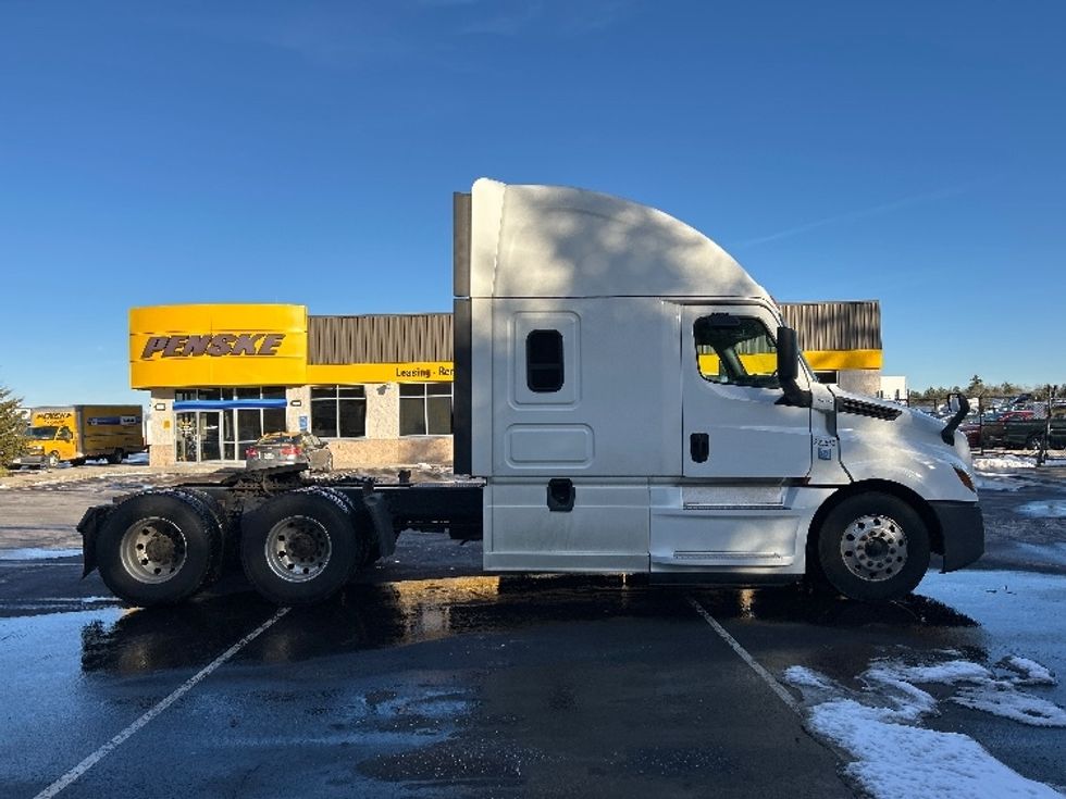 Sleeper Tractor-Heavy Duty Tractors-Freightliner-2019-T12664ST-Londonderry-NH-401,726\n\t\tmiles-$ 60,750 - Image 8