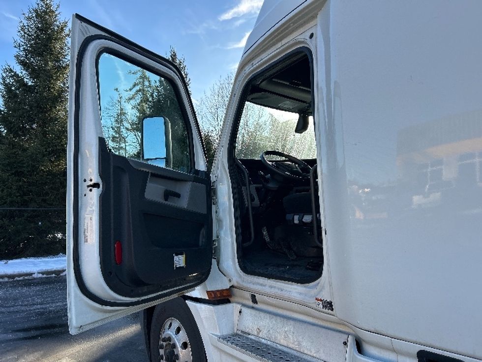 Sleeper Tractor-Heavy Duty Tractors-Freightliner-2019-T12664ST-Londonderry-NH-401,726\n\t\tmiles-$ 60,750 - Image 9