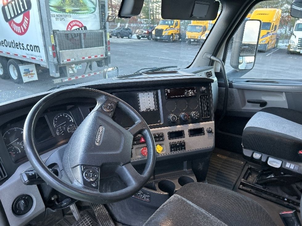 Sleeper Tractor-Heavy Duty Tractors-Freightliner-2019-T12664ST-Londonderry-NH-440,877\n\t\tmiles-$ 58,750 - Image 10