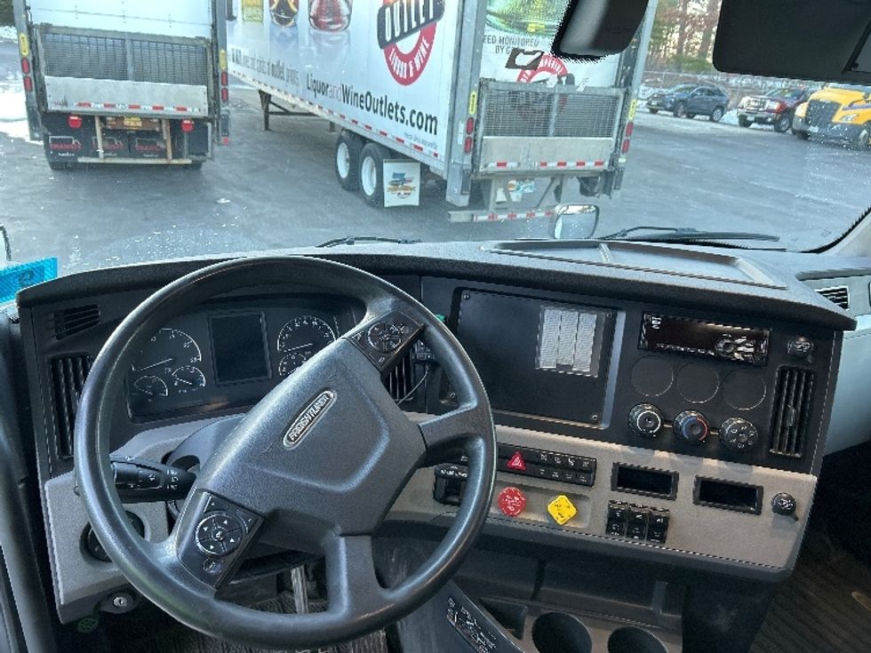 Sleeper Tractor-Heavy Duty Tractors-Freightliner-2019-T12664ST-Londonderry-NH-440,877\n\t\tmiles-$ 58,750 - Image 11