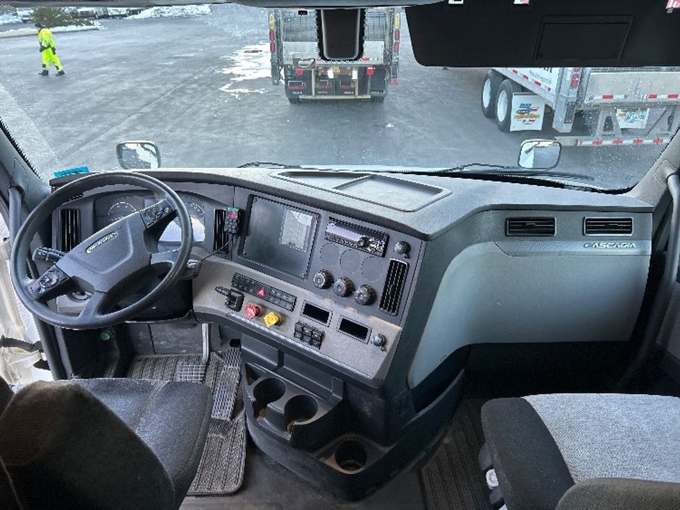 Sleeper Tractor-Heavy Duty Tractors-Freightliner-2019-T12664ST-Londonderry-NH-440,877\n\t\tmiles-$ 58,750 - Image 12