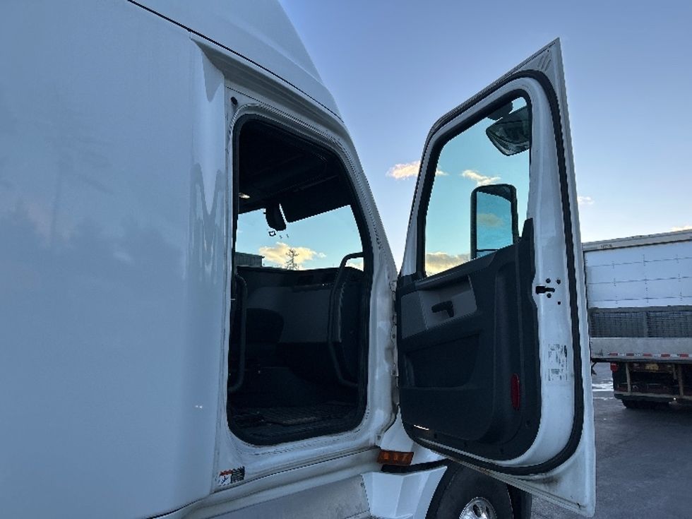Sleeper Tractor-Heavy Duty Tractors-Freightliner-2019-T12664ST-Londonderry-NH-440,877\n\t\tmiles-$ 58,750 - Image 13