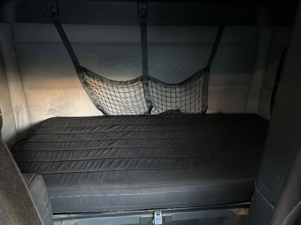 Sleeper Tractor-Heavy Duty Tractors-Freightliner-2019-T12664ST-Londonderry-NH-440,877\n\t\tmiles-$ 58,750 - Image 16