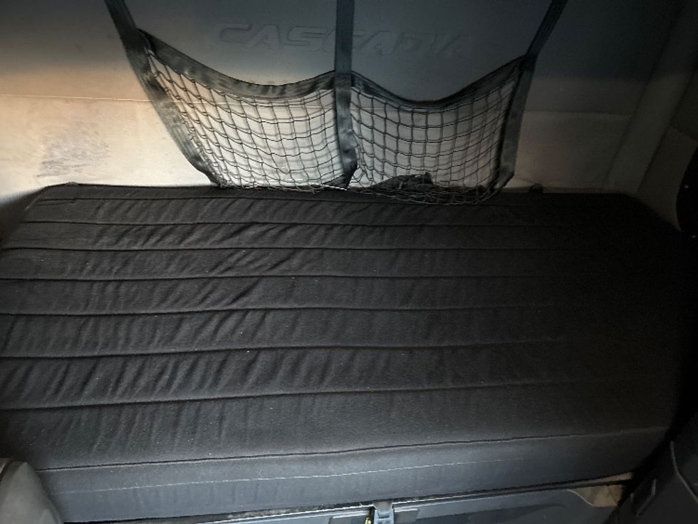 Sleeper Tractor-Heavy Duty Tractors-Freightliner-2019-T12664ST-Londonderry-NH-440,877\n\t\tmiles-$ 58,750 - Image 17