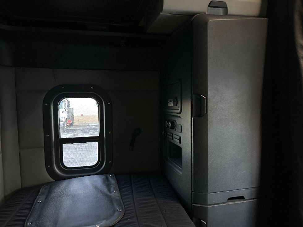 Sleeper Tractor-Heavy Duty Tractors-Freightliner-2019-T12664ST-Londonderry-NH-440,877\n\t\tmiles-$ 58,750 - Image 18