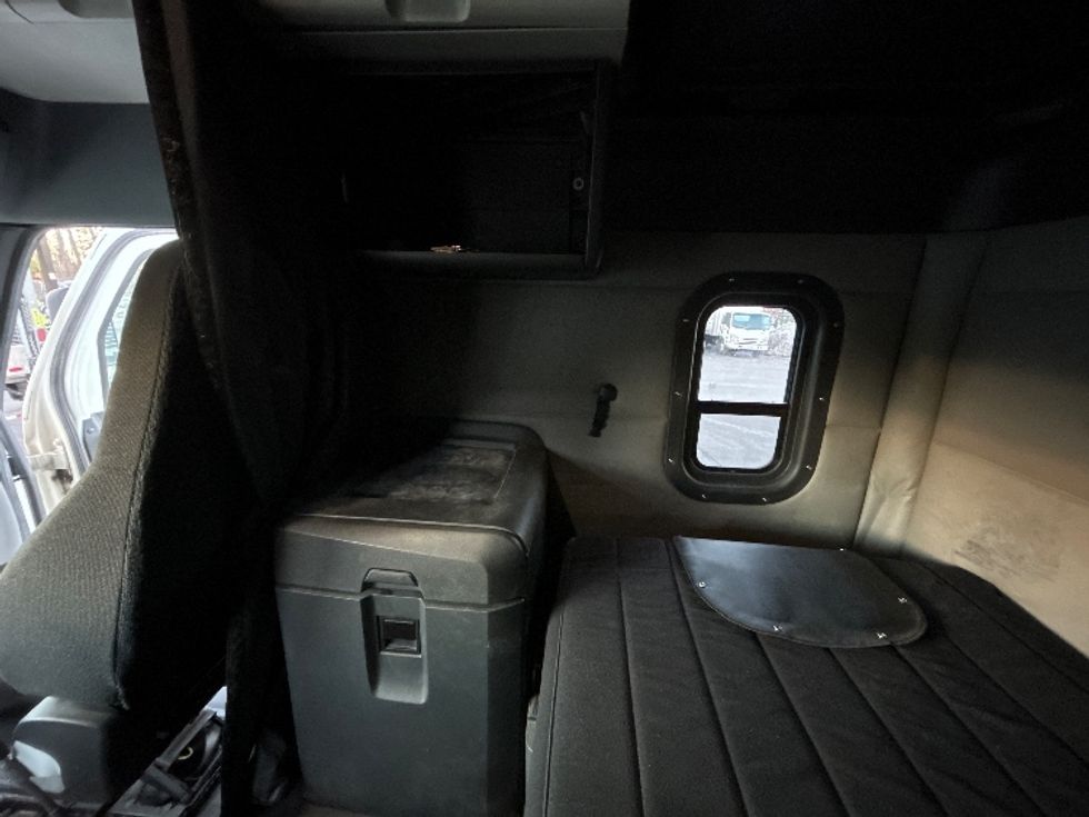 Sleeper Tractor-Heavy Duty Tractors-Freightliner-2019-T12664ST-Londonderry-NH-440,877\n\t\tmiles-$ 58,750 - Image 19