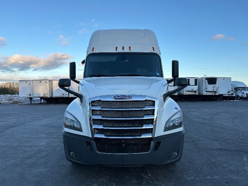 Sleeper Tractor-Heavy Duty Tractors-Freightliner-2019-T12664ST-Londonderry-NH-440,877\n\t\tmiles-$ 58,750 - Image 2