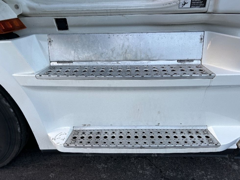 Sleeper Tractor-Heavy Duty Tractors-Freightliner-2019-T12664ST-Londonderry-NH-440,877\n\t\tmiles-$ 58,750 - Image 22