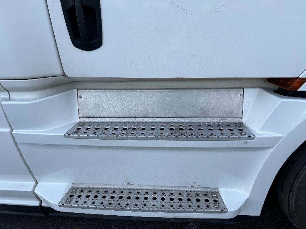 Sleeper Tractor-Heavy Duty Tractors-Freightliner-2019-T12664ST-Londonderry-NH-440,877\n\t\tmiles-$ 58,750 - Image 23