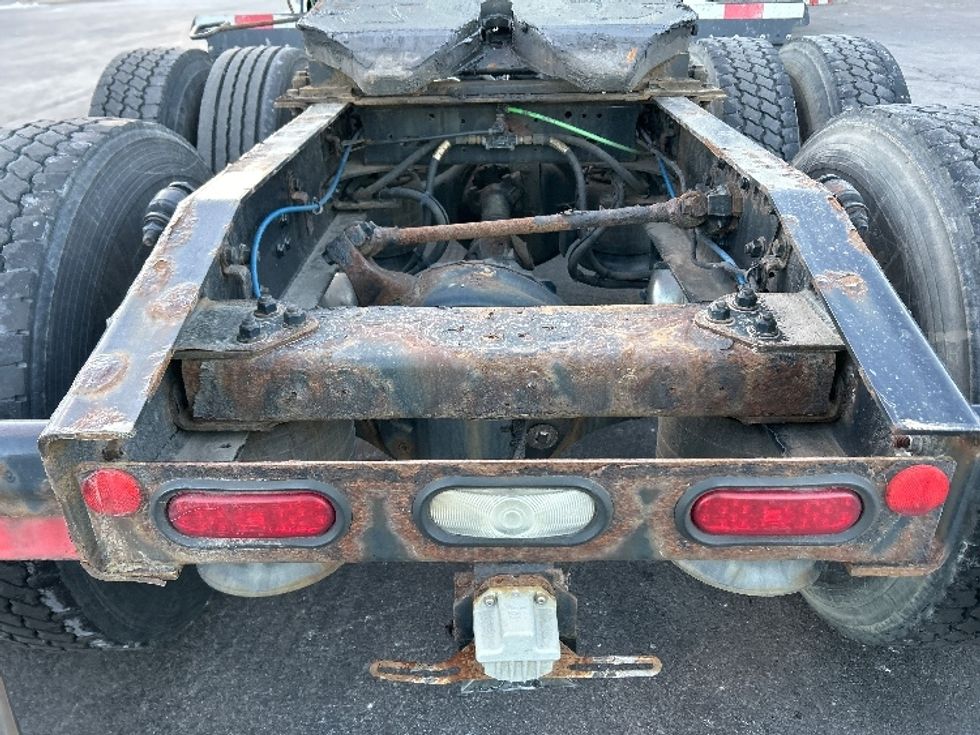 Sleeper Tractor-Heavy Duty Tractors-Freightliner-2019-T12664ST-Londonderry-NH-440,877\n\t\tmiles-$ 58,750 - Image 24