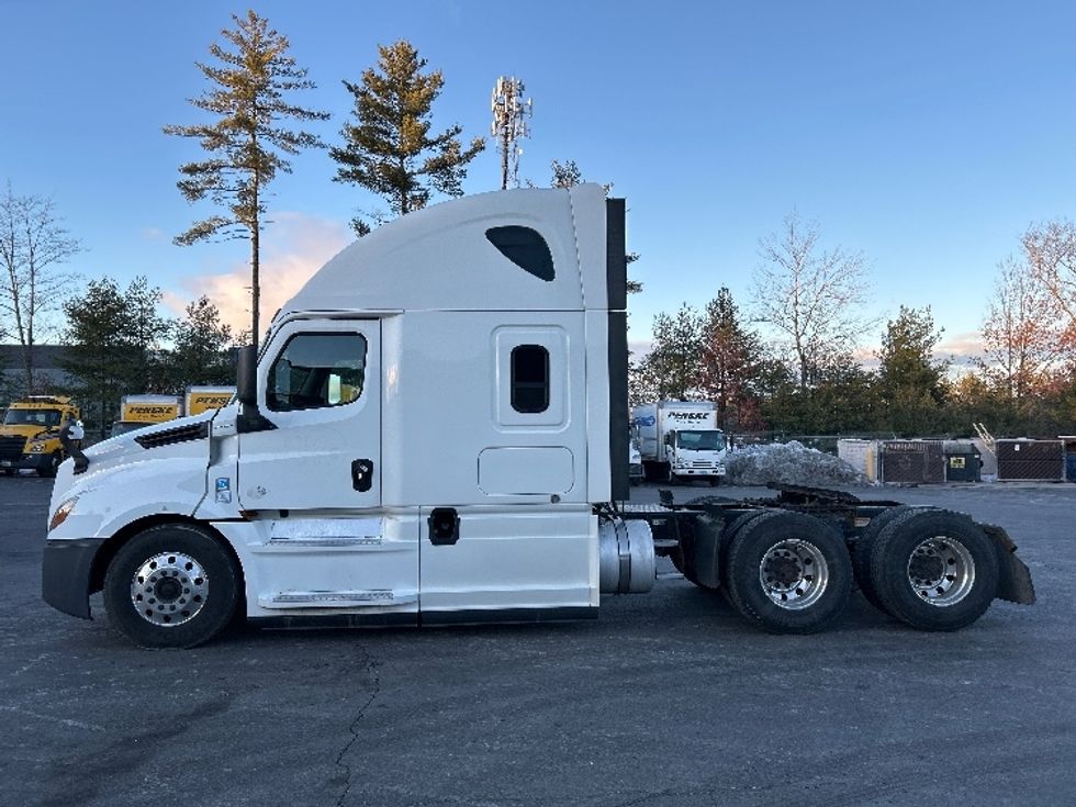 Sleeper Tractor-Heavy Duty Tractors-Freightliner-2019-T12664ST-Londonderry-NH-440,877\n\t\tmiles-$ 58,750 - Image 4