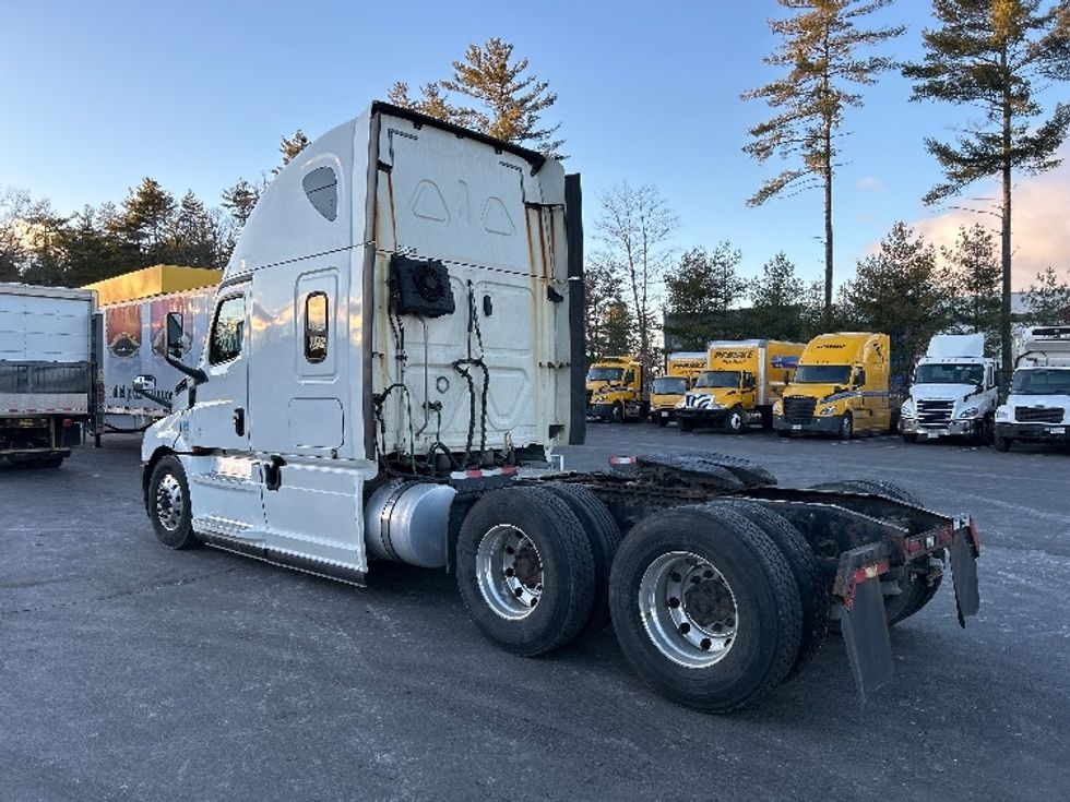 Sleeper Tractor-Heavy Duty Tractors-Freightliner-2019-T12664ST-Londonderry-NH-440,877\n\t\tmiles-$ 58,750 - Image 5