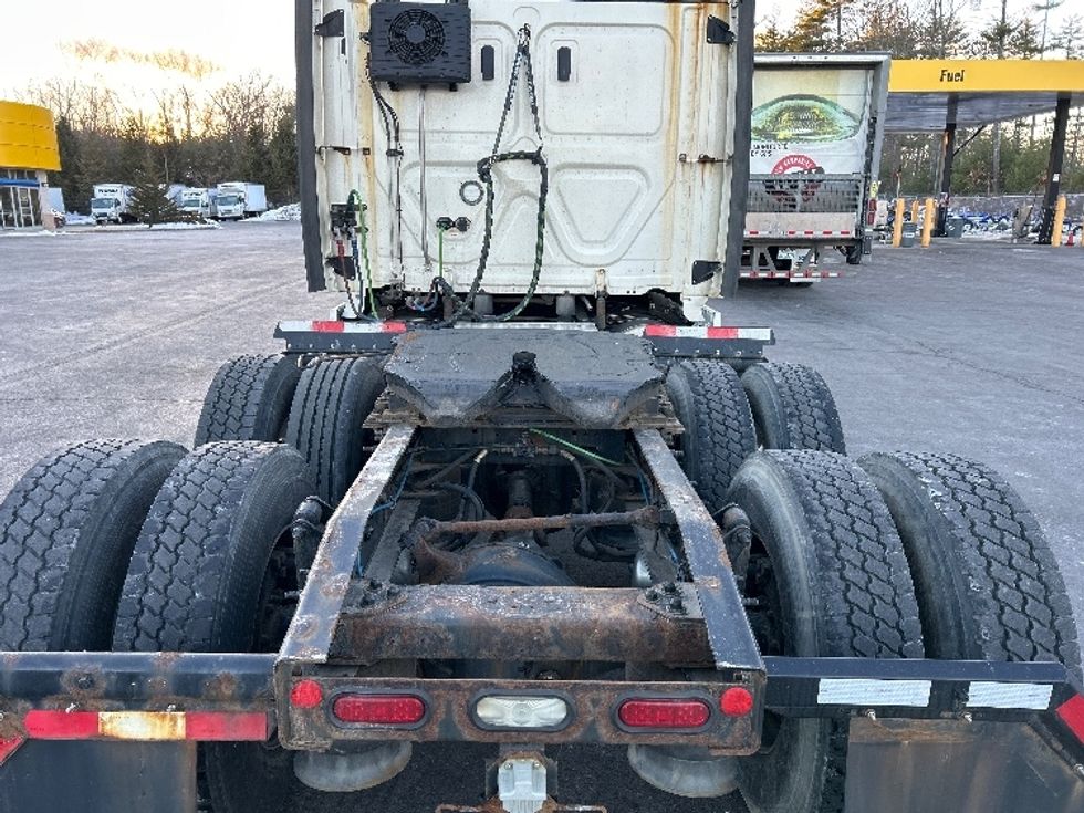 Sleeper Tractor-Heavy Duty Tractors-Freightliner-2019-T12664ST-Londonderry-NH-440,877\n\t\tmiles-$ 58,750 - Image 6