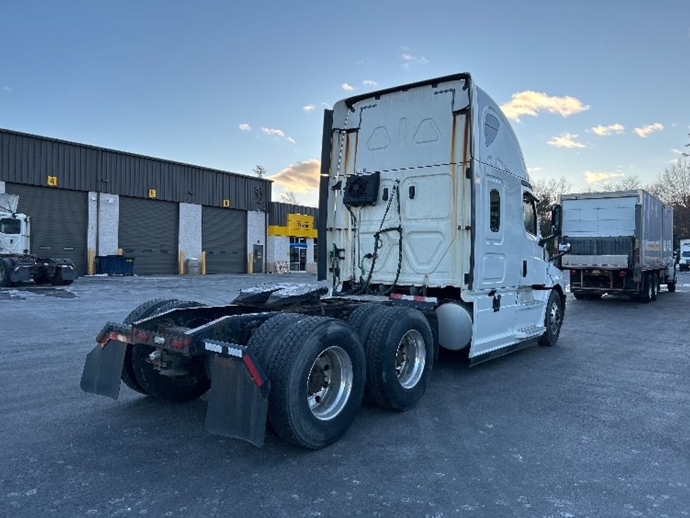 Sleeper Tractor-Heavy Duty Tractors-Freightliner-2019-T12664ST-Londonderry-NH-440,877\n\t\tmiles-$ 58,750 - Image 7
