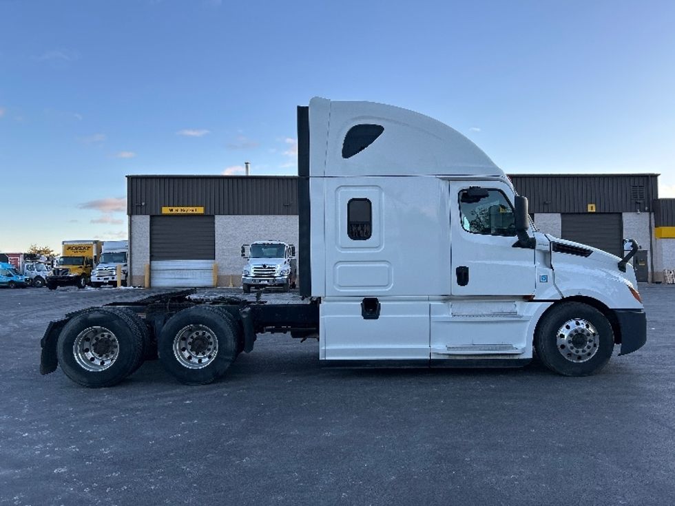 Sleeper Tractor-Heavy Duty Tractors-Freightliner-2019-T12664ST-Londonderry-NH-440,877\n\t\tmiles-$ 58,750 - Image 8