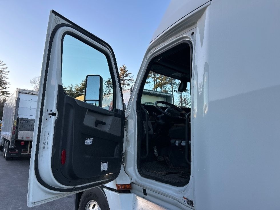 Sleeper Tractor-Heavy Duty Tractors-Freightliner-2019-T12664ST-Londonderry-NH-440,877\n\t\tmiles-$ 58,750 - Image 9