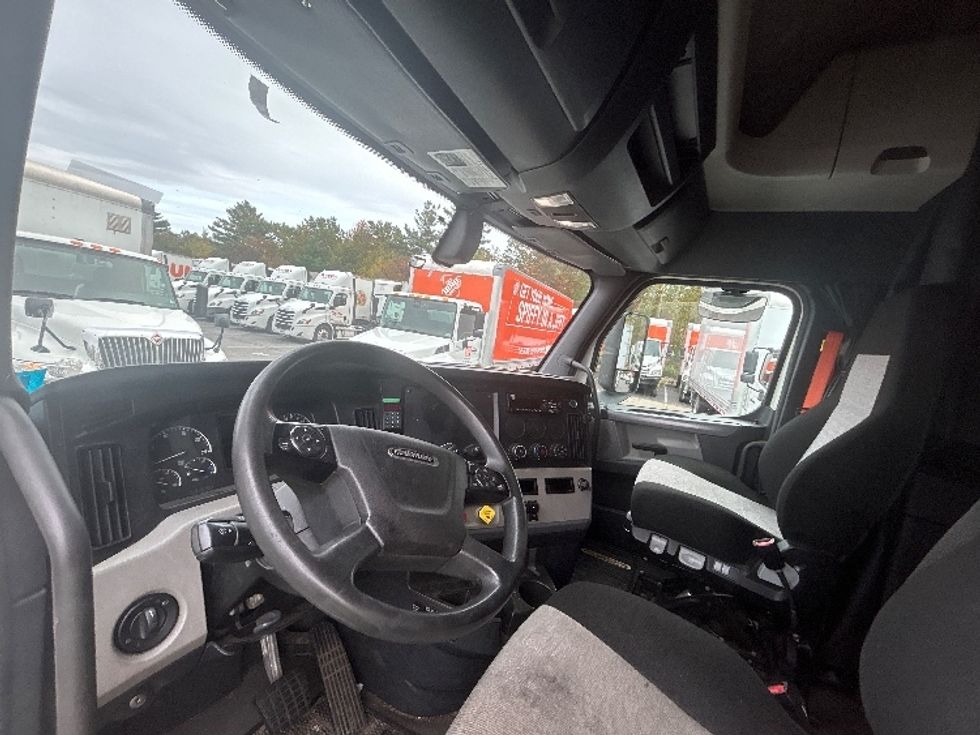 Sleeper Tractor-Heavy Duty Tractors-Freightliner-2019-T12664ST-Londonderry-NH-464,913\n\t\tmiles-$ 60,750 - Image 10