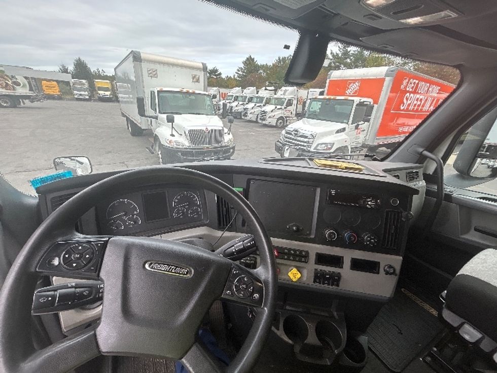 Sleeper Tractor-Heavy Duty Tractors-Freightliner-2019-T12664ST-Londonderry-NH-464,913\n\t\tmiles-$ 60,750 - Image 12