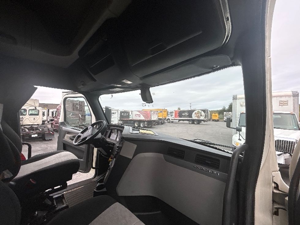 Sleeper Tractor-Heavy Duty Tractors-Freightliner-2019-T12664ST-Londonderry-NH-464,913\n\t\tmiles-$ 60,750 - Image 14