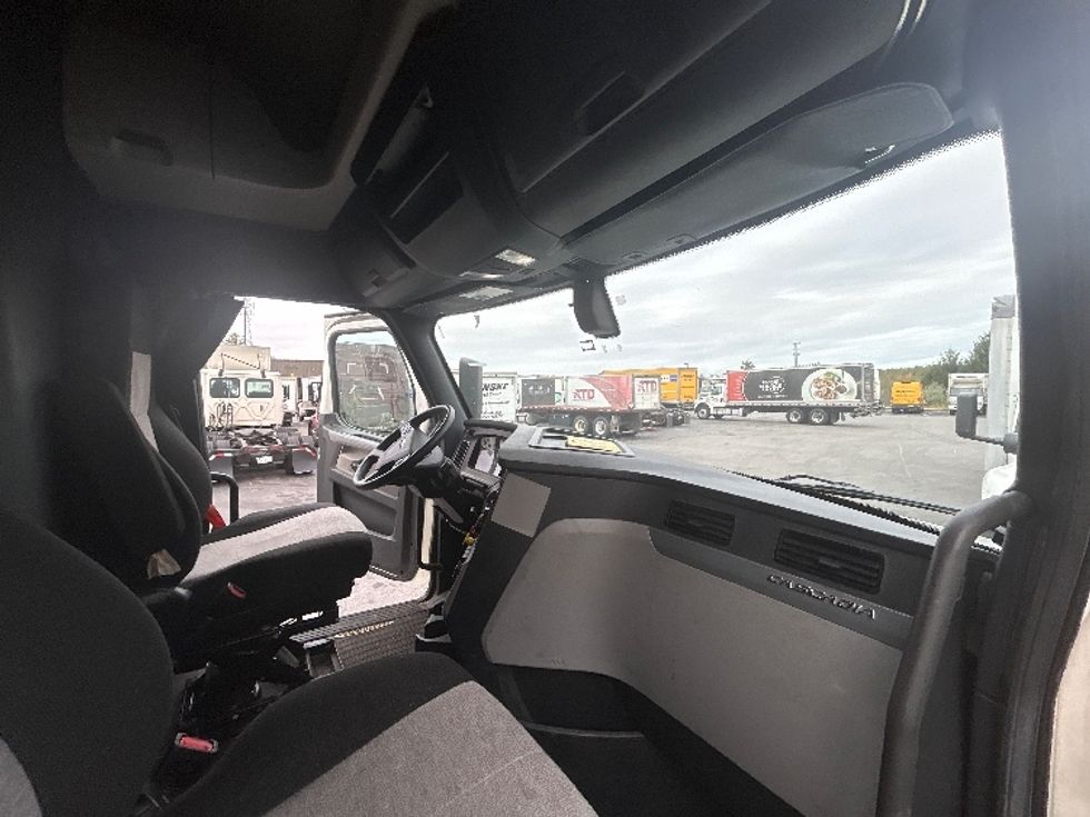 Sleeper Tractor-Heavy Duty Tractors-Freightliner-2019-T12664ST-Londonderry-NH-464,913\n\t\tmiles-$ 60,750 - Image 15