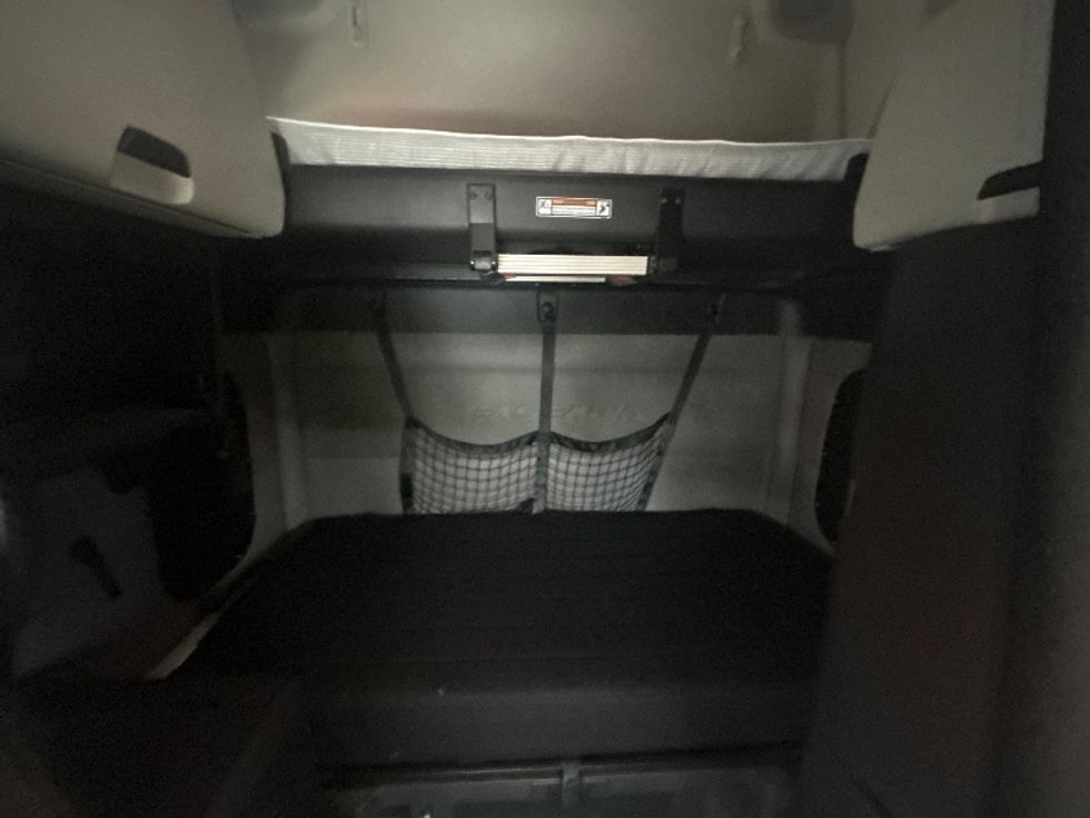 Sleeper Tractor-Heavy Duty Tractors-Freightliner-2019-T12664ST-Londonderry-NH-464,913\n\t\tmiles-$ 60,750 - Image 16