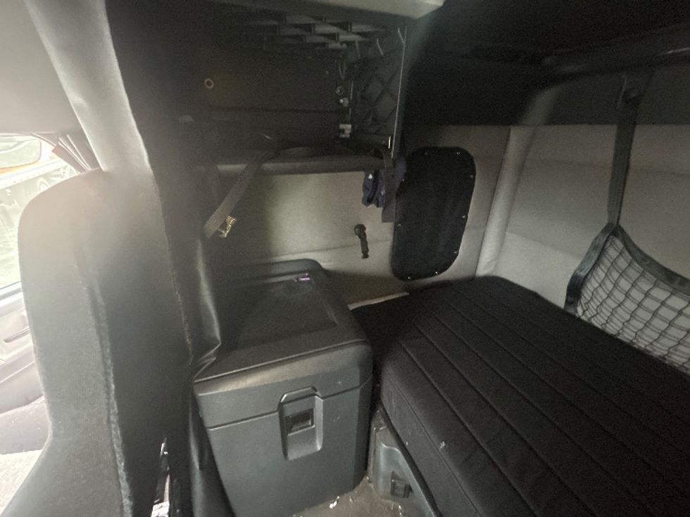 Sleeper Tractor-Heavy Duty Tractors-Freightliner-2019-T12664ST-Londonderry-NH-464,913\n\t\tmiles-$ 60,750 - Image 19