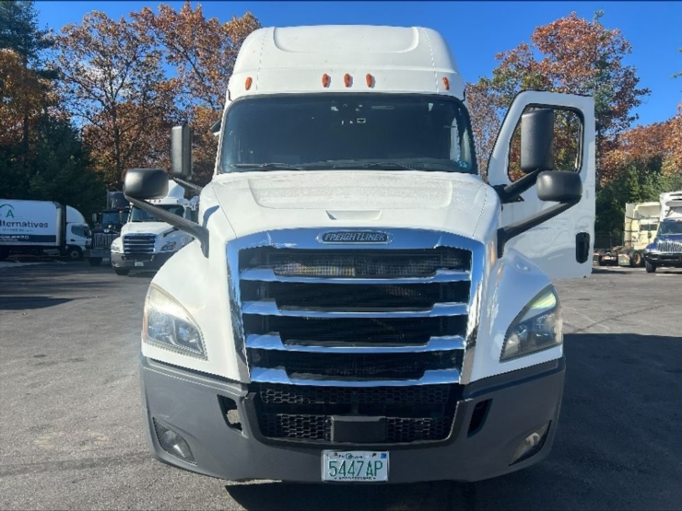 Sleeper Tractor-Heavy Duty Tractors-Freightliner-2019-T12664ST-Londonderry-NH-464,913\n\t\tmiles-$ 60,750 - Image 2
