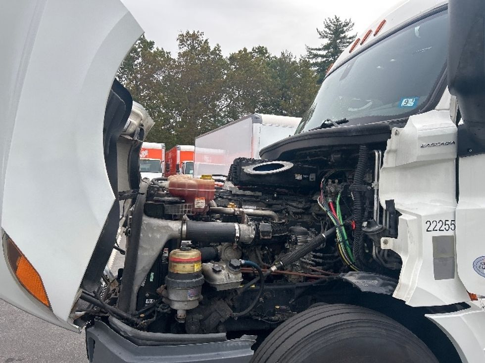 Sleeper Tractor-Heavy Duty Tractors-Freightliner-2019-T12664ST-Londonderry-NH-464,913\n\t\tmiles-$ 60,750 - Image 21