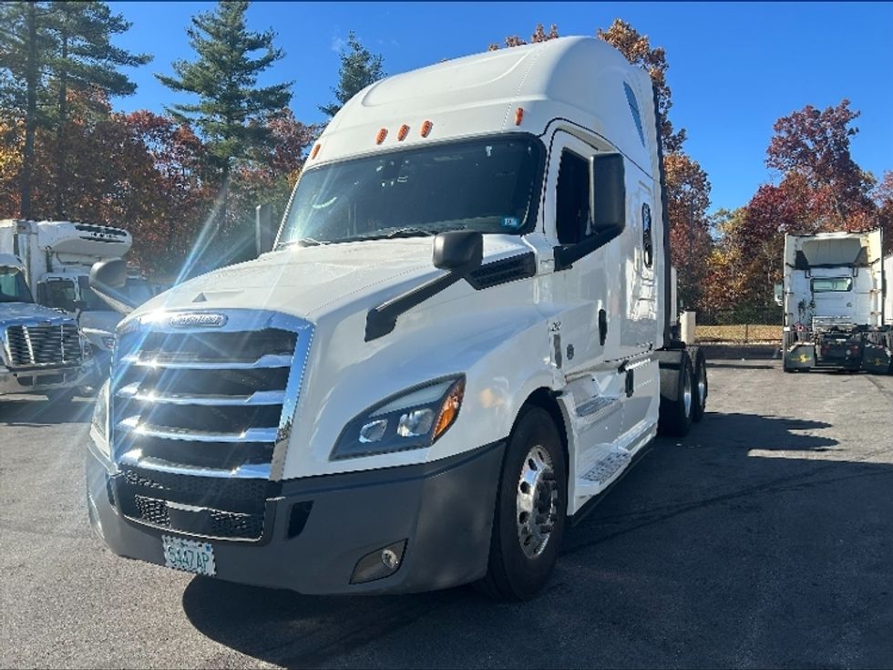Sleeper Tractor-Heavy Duty Tractors-Freightliner-2019-T12664ST-Londonderry-NH-464,913\n\t\tmiles-$ 60,750 - Image 3