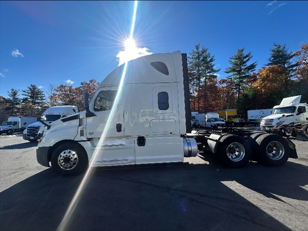 Sleeper Tractor-Heavy Duty Tractors-Freightliner-2019-T12664ST-Londonderry-NH-464,913\n\t\tmiles-$ 60,750 - Image 4