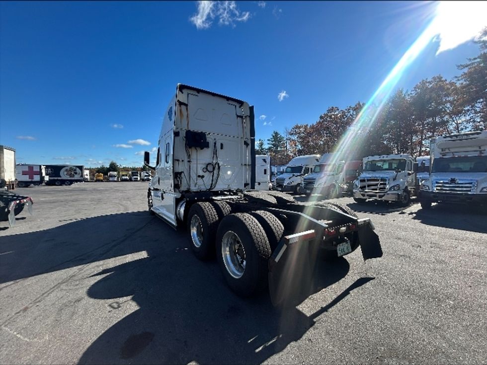 Sleeper Tractor-Heavy Duty Tractors-Freightliner-2019-T12664ST-Londonderry-NH-464,913\n\t\tmiles-$ 60,750 - Image 5