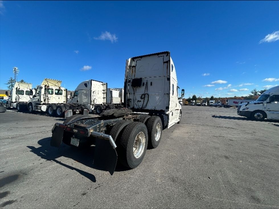 Sleeper Tractor-Heavy Duty Tractors-Freightliner-2019-T12664ST-Londonderry-NH-464,913\n\t\tmiles-$ 60,750 - Image 7