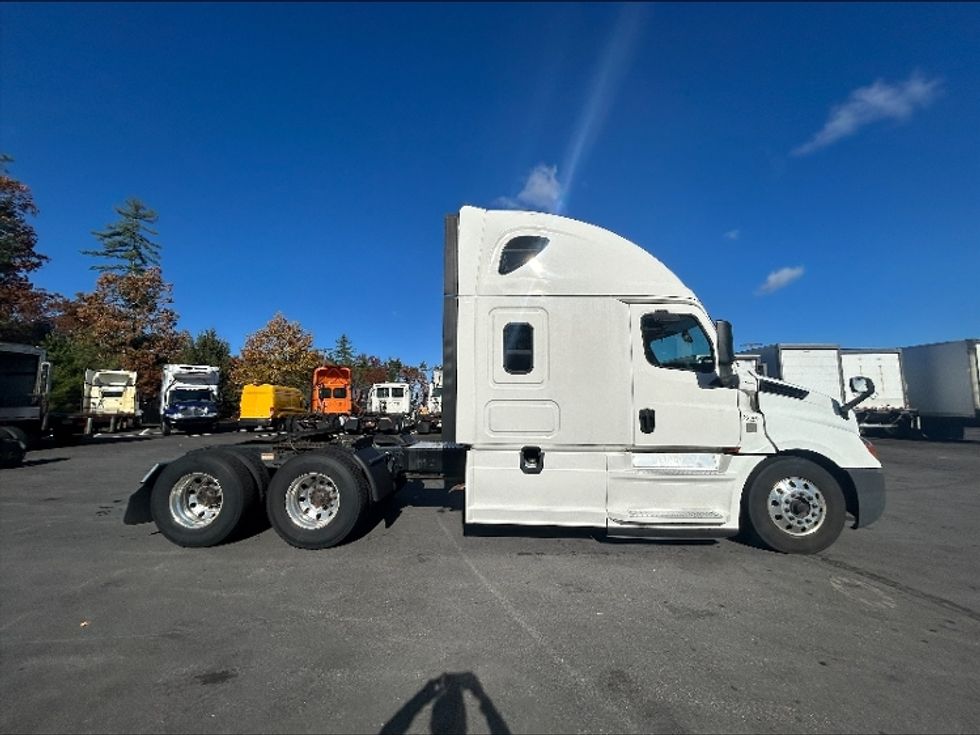Sleeper Tractor-Heavy Duty Tractors-Freightliner-2019-T12664ST-Londonderry-NH-464,913\n\t\tmiles-$ 60,750 - Image 8