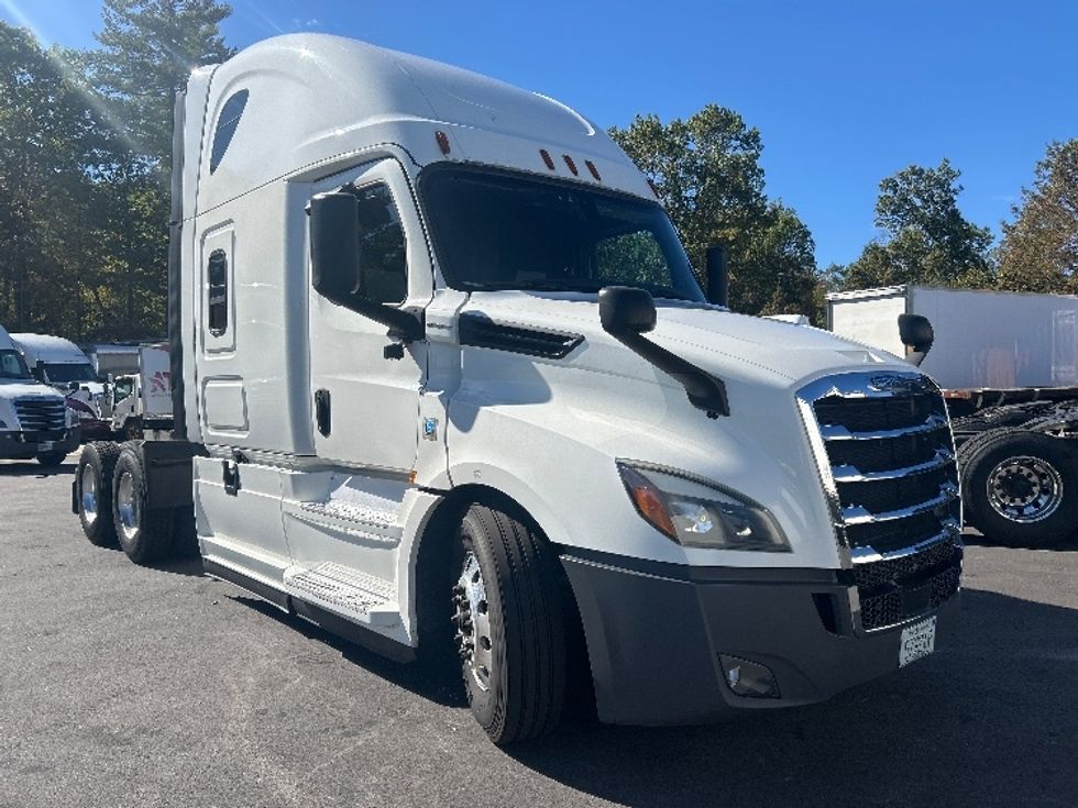 Sleeper Tractor-Heavy Duty Tractors-Freightliner-2019-T12664ST-Londonderry-NH-479,823\n\t\tmiles-$ 60,000 - Image 1