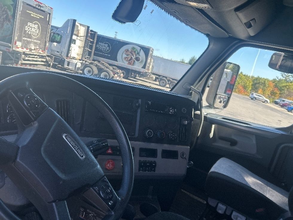 Sleeper Tractor-Heavy Duty Tractors-Freightliner-2019-T12664ST-Londonderry-NH-479,823\n\t\tmiles-$ 60,000 - Image 10