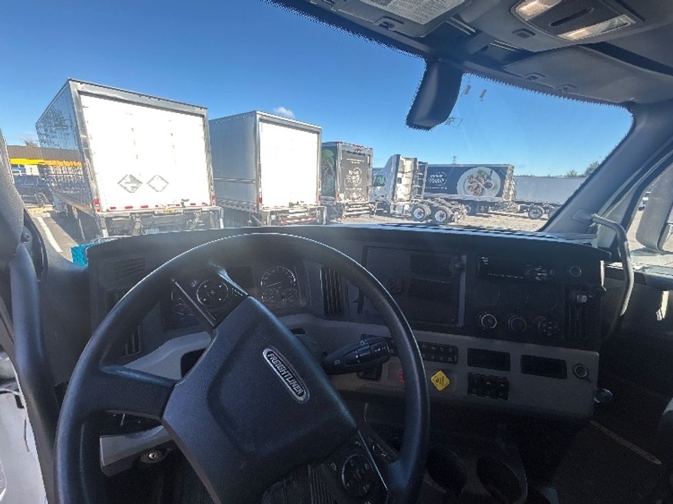 Sleeper Tractor-Heavy Duty Tractors-Freightliner-2019-T12664ST-Londonderry-NH-479,823\n\t\tmiles-$ 60,000 - Image 11