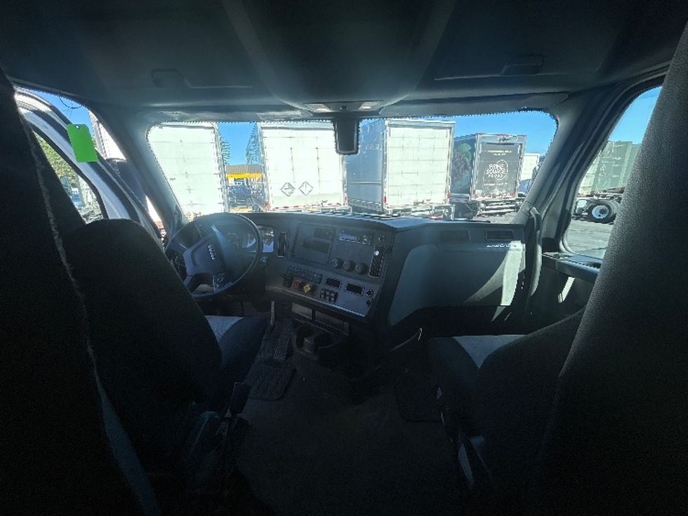 Sleeper Tractor-Heavy Duty Tractors-Freightliner-2019-T12664ST-Londonderry-NH-479,823\n\t\tmiles-$ 60,000 - Image 12