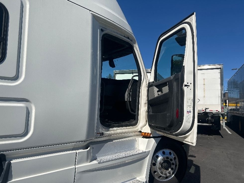 Sleeper Tractor-Heavy Duty Tractors-Freightliner-2019-T12664ST-Londonderry-NH-479,823\n\t\tmiles-$ 60,000 - Image 13