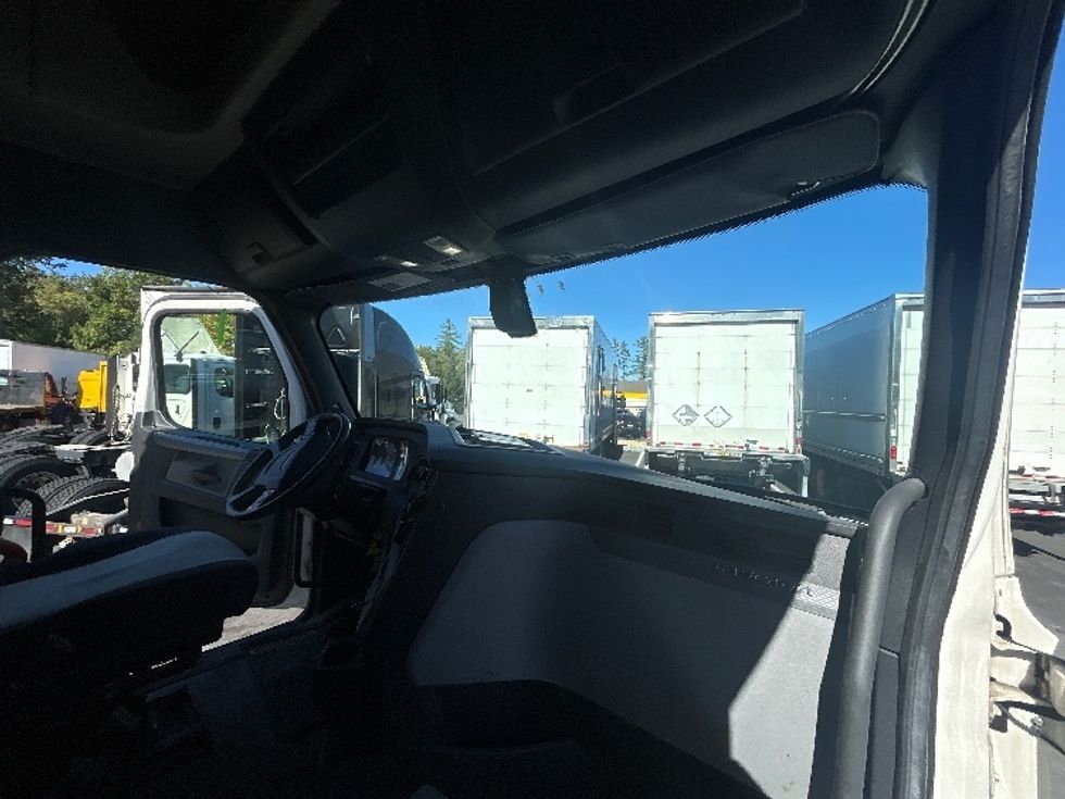 Sleeper Tractor-Heavy Duty Tractors-Freightliner-2019-T12664ST-Londonderry-NH-479,823\n\t\tmiles-$ 60,000 - Image 14