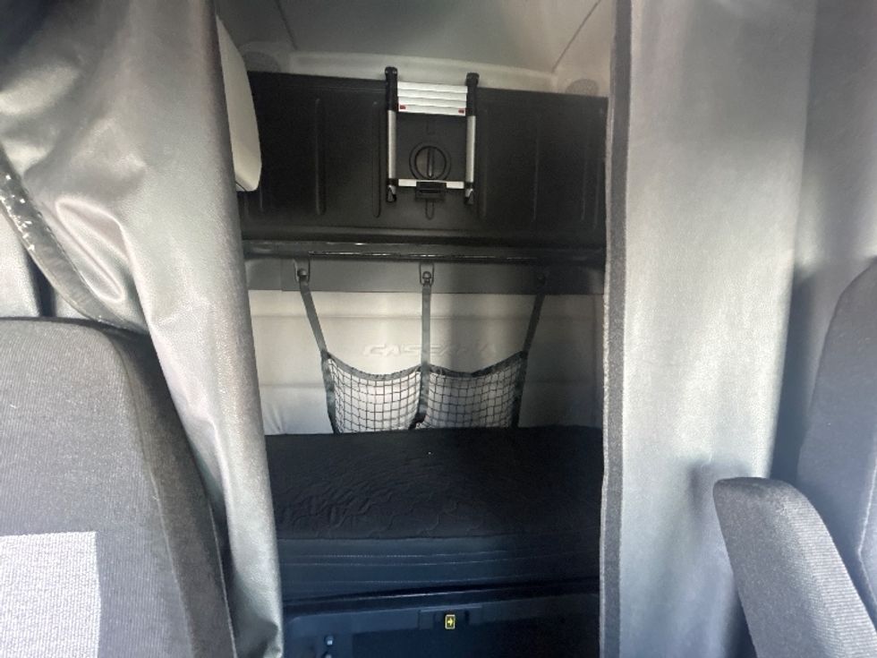 Sleeper Tractor-Heavy Duty Tractors-Freightliner-2019-T12664ST-Londonderry-NH-479,823\n\t\tmiles-$ 60,000 - Image 16