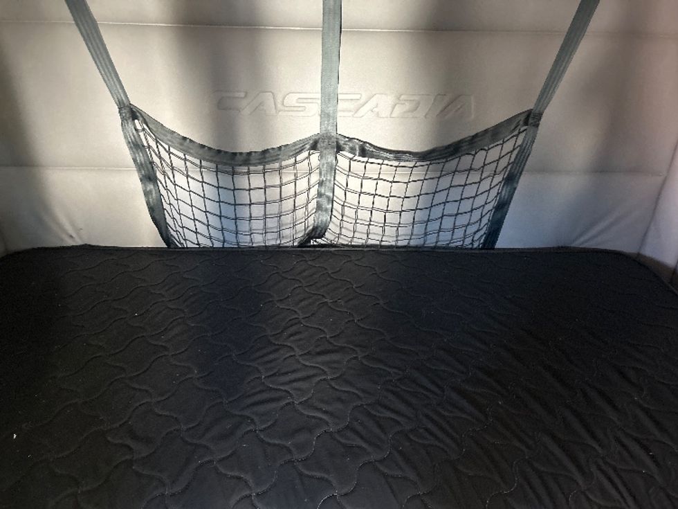 Sleeper Tractor-Heavy Duty Tractors-Freightliner-2019-T12664ST-Londonderry-NH-479,823\n\t\tmiles-$ 60,000 - Image 17