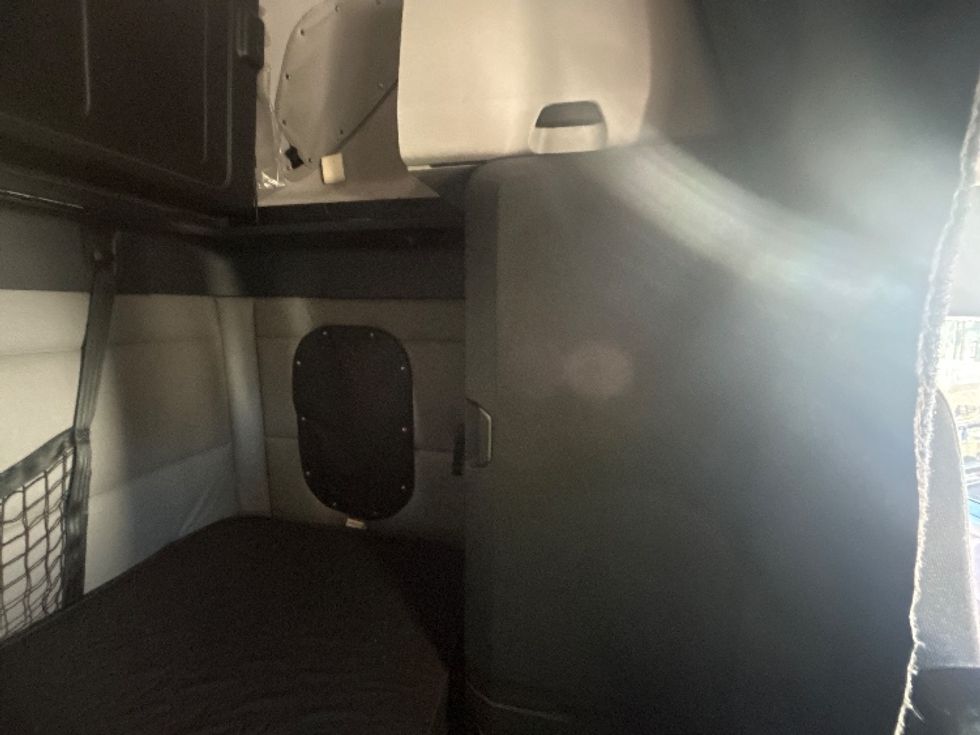 Sleeper Tractor-Heavy Duty Tractors-Freightliner-2019-T12664ST-Londonderry-NH-479,823\n\t\tmiles-$ 60,000 - Image 18