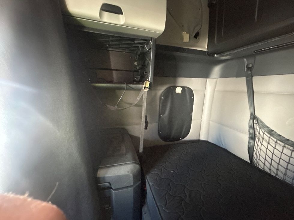 Sleeper Tractor-Heavy Duty Tractors-Freightliner-2019-T12664ST-Londonderry-NH-479,823\n\t\tmiles-$ 60,000 - Image 19