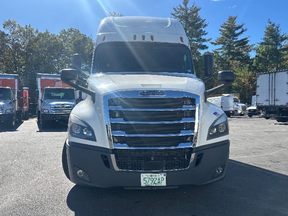 Sleeper Tractor-Heavy Duty Tractors-Freightliner-2019-T12664ST-Londonderry-NH-479,823\n\t\tmiles-$ 60,000 - Image 2