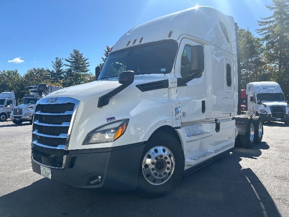 Sleeper Tractor-Heavy Duty Tractors-Freightliner-2019-T12664ST-Londonderry-NH-479,823\n\t\tmiles-$ 60,000 - Image 3