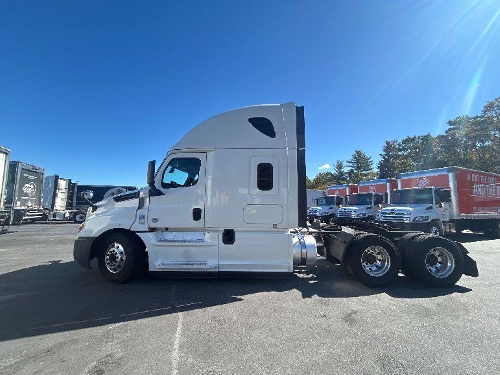 Sleeper Tractor-Heavy Duty Tractors-Freightliner-2019-T12664ST-Londonderry-NH-479,823\n\t\tmiles-$ 60,000 - Image 4