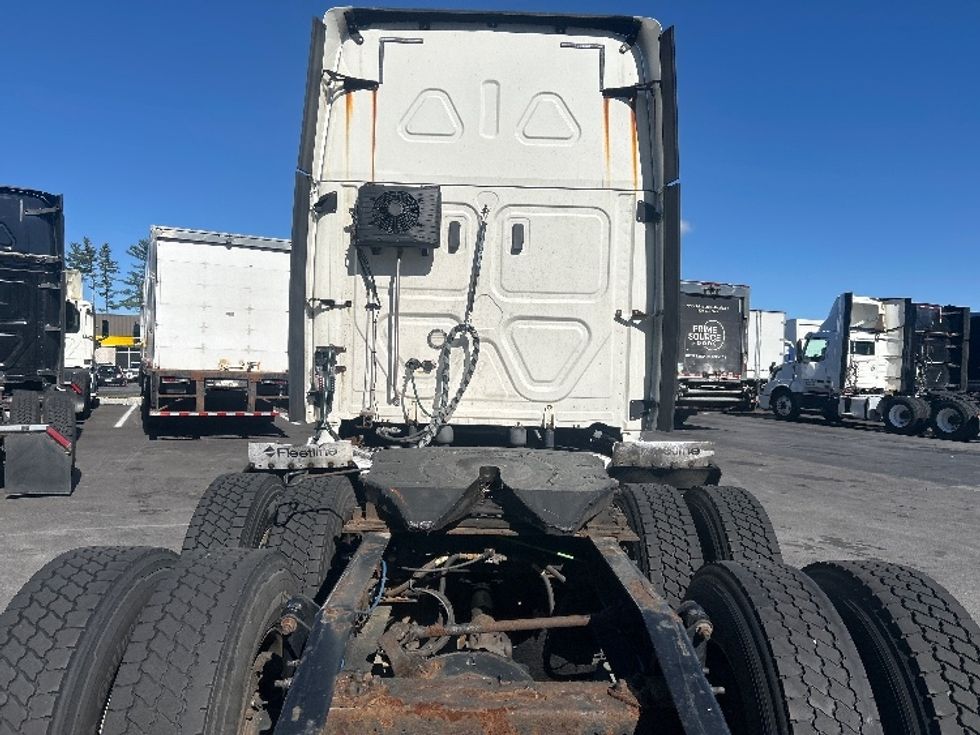Sleeper Tractor-Heavy Duty Tractors-Freightliner-2019-T12664ST-Londonderry-NH-479,823\n\t\tmiles-$ 60,000 - Image 6